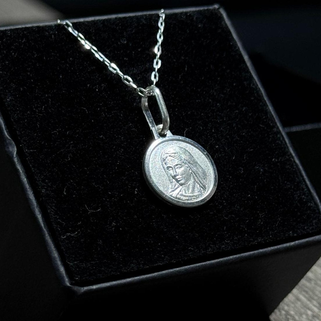 DIJE VIRGEN MARÍA CIRCULAR PLATA 925